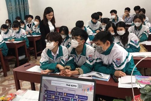 Cô Trần Thị Ngoan trong giờ ôn tập môn Giáo dục công dân cho học sinh.