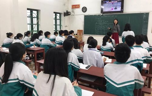 Cô Phạm Thị Thanh Huyền, giáo viên môn Hóa học kiểm tra kiến thức học sinh trong giờ ôn tập.