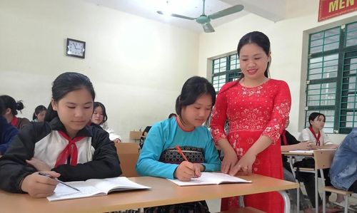 Cô Tống Thị Phượng và em Lò Bảo Trâm, Trường PTDTBT THCS Tam Thanh (Quan Sơn, Thanh Hóa) đoạt giải Ba cấp tỉnh môn Lịch sử.