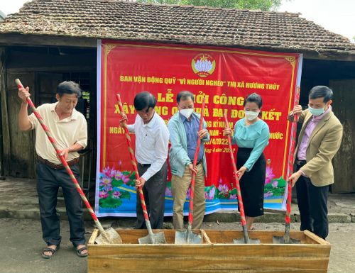 Trong năm 2022, Ủy ban MTTQ thị xã Hương Thủy đã xây dựng 11 ngôi nhà Đại đoàn kết cho hộ nghèo.