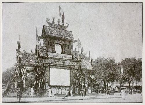 Toàn cảnh bãi chiếu được trang trí thành cổng chào