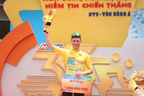 Petr Rikunov tiếp tục mặc Áo vàng sau 14 chặng