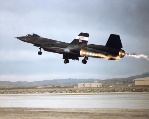 SR-71 là loại máy bay đắt tiền hơn và có tầm bay xa hơn nhiều so với MiG-25, nhưng được sản xuất với số lượng rất ít, chiếc máy bay này có khả năng hoạt động ở tốc độ và độ cao tương tự như MiG-25, nhưng SR-71 chưa bao giờ được chế tạo để chiến đấu, chiếc máy bay này chủ yếu trong vai trò thử nghiệm.