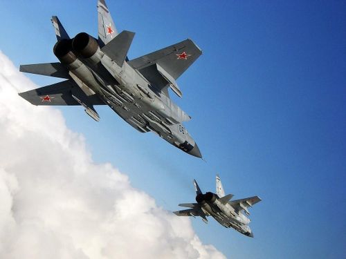 Vì các máy bay MiG-25 của Iraq hoạt động ở độ cao 20 km, với tốc độ từ Mach 1,9 đến Mach 2,4, khiến chúng cực kỳ khó bị nhắm mục tiêu. Trong khi đó những chiếc F-14 của Iran buộc phải leo lên độ cao tối đa và tăng tốc lên tốc độ siêu âm mới bám kịp MiG-25.