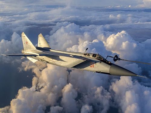 Với việc đưa vào hoạt động MiG-31 Foxhound, một máy bay đánh chặn tiên tiến hơn nhiều của Liên Xô được đưa vào sử dụng từ năm 1981, điều này cũng đã khiến các máy bay chiến đấu chiếm ưu thế trên không của Mỹ phải thay đổi rất nhiều để đối mặt với các mục tiêu tốc hiện đại như vậy.
