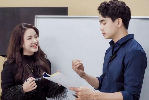 Vlogger Hàn Quốc Choi Jongrak thực hành trong buổi học tại Thalic Voice. Ảnh: ThalicEdu
