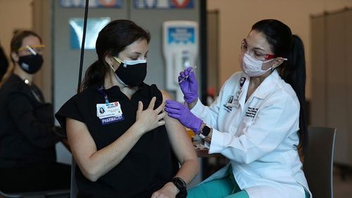 Một dược sĩ tại Mỹ được tiêm vaccine ngừa Covid-19. Ảnh: Getty Images