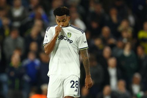  Sau Junior Firpo, đến lượt Weston McKennie sắm vai tội đồ của Leeds với tình huống chuyền hỏng ở giữa sân. Andy Robertson cướp bóng rồi chọc khe để Salah ghi bàn thứ 14 tại Premier League mùa này. 