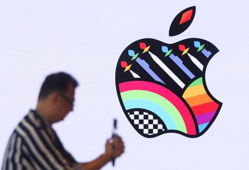  Apple nỗ lực biến Ấn Độ thành cơ sở sản xuất lớn, với một số sản phẩm - bao gồm cả iPhone - đang được lắp ráp tại quốc gia này bởi Foxconn và Wistron Corp. Hãng cũng có kế hoạch lắp ráp iPad và AirPods ở Ấn Độ. 