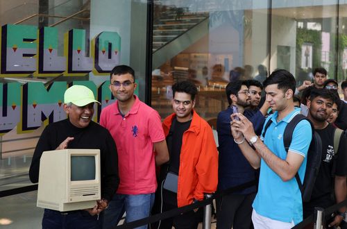  Nhiều khách hàng cũng mặc áo phông theo phong cách người đồng sáng lập Steve Jobs, cắt tóc hình logo Apple. Một người (trong ảnh) thậm chí còn mang theo phiên bản máy tính đầu tiên của Apple ra mắt vào năm 1984. 