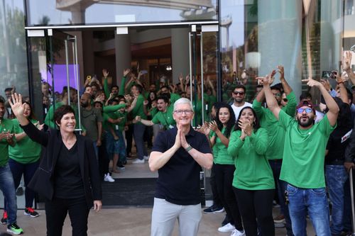  Nhiều người từ khắp Ấn Độ đã đổ xô đến cửa hàng Apple vào ngày 18/4, với hy vọng trở thành một trong những người đầu tiên bước vào đây. Sự kiện khai trương có âm nhạc địa phương và các vũ công dân gian nhảy múa. 