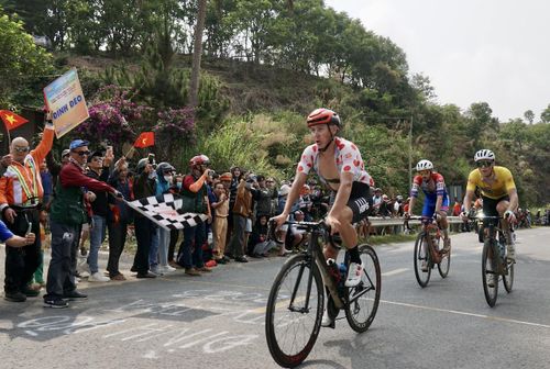 Igor Frolov đoạt áo chấm đỏ