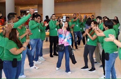 Một blogger tới trải nghiệm cửa hàng đầu tiên của Apple tại Ấn Độ. Ảnh: Reuters