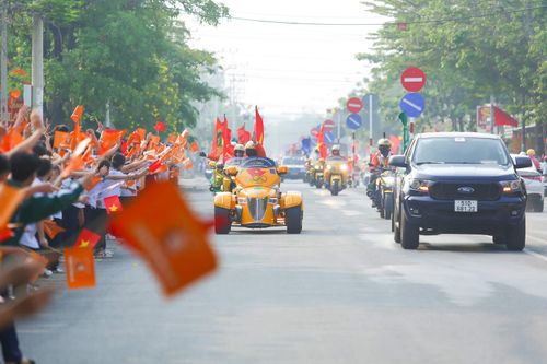 Người hâm mộ chào đón đoàn đua