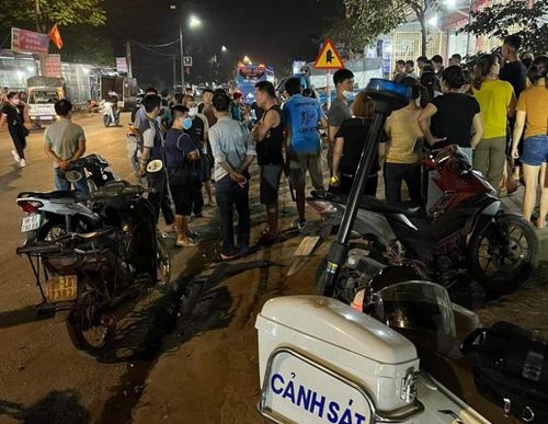 Hiện Công an huyện Tân Yên đang phối hợp với các phòng chức năng Công an tỉnh để điều tra giải quyết theo quy định. Trước đó, tối 18/4, Công an huyện Tân Yên (tỉnh Bắc Giang) đang điều tra vụ nổ súng xảy ra tại xã Liên Sơn. Bước đầu, cơ quan chức năng xác định giữa 2 người đàn ông xảy ra mâu thuẫn, sau đó, một trong 2 người đã dùng súng bắn đối thủ.