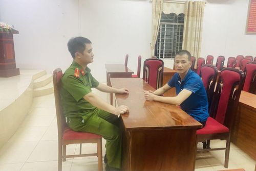 Đối tượng Dương Đông Hưng tại cơ quan điều tra. (Ảnh: CACC)