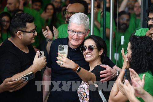 Giám đốc điều hành (CEO) Apple Tim Cook dự lễ khai trương cửa hàng bán lẻ đầu tiên của Apple tại Mumbai, Ấn Độ, ngày 18/4/2023. Ảnh: AFP/ TTXVN