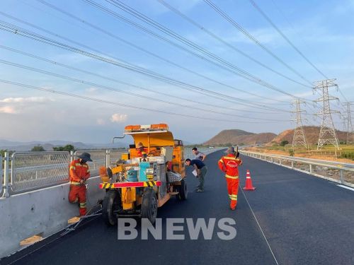 Nhà thầu đang hoàn thiện sơn kẻ vạch đường tại cao tốc Vĩnh Hảo - Phan Thiết. Ảnh: BNEWS phát