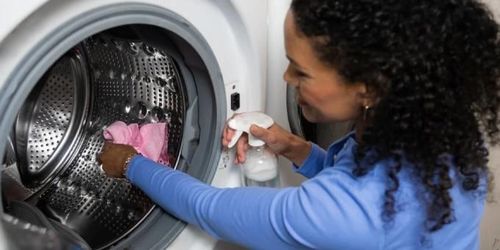 Vệ sinh máy giặt bằng giấm và baking soda có thể giúp loại bỏ các vi khuẩn, nấm mốc. Ảnh: Today