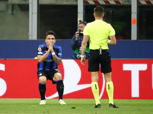  Phút 32, "Nerazzurri" lại làm tung mành lưới Benfica sau pha đánh đầu của Lautaro Martinez. Tuy nhiên, bàn thắng không được công nhận vì lỗi đẩy người của "El Toro". 