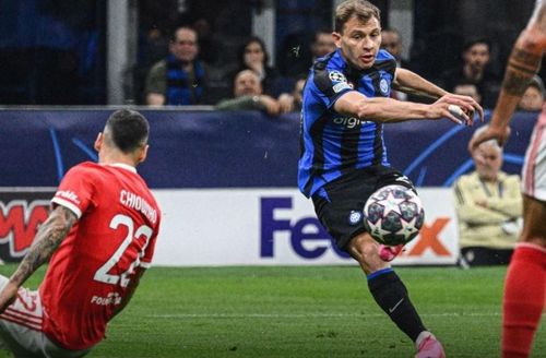  Phút 14, Nicolo Barella nhận bóng trong vùng cấm. Tiền vệ người Italy ngoặt bóng loại hậu vệ, trước khi tung cú sút không thể cản phá vào góc chết, nâng tổng tỷ số sau hai lượt trận lên thành 3-0. 