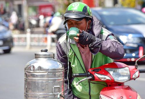 Nắng nóng gây ảnh hưởng tới những người lao động ngoài trời. Ảnh: QUỲNH TRẦN