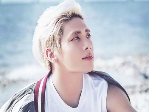 Sau thời gian dài chịu đựng căn bệnh trầm cảm, nam ca sĩ Kim Jonghyun nhóm SHINee tự sát tại nhà riêng vào tháng 12/2017. Ảnh: Koreaboo