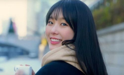 Go Soo Jung thu hút người hâm mộ với vẻ ngoài trong trẻo.