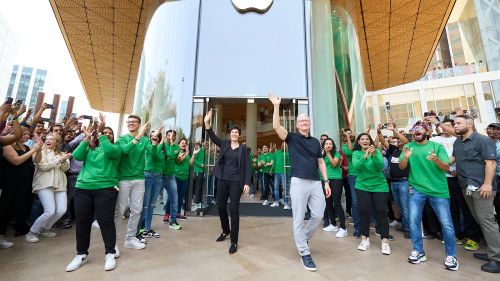 CEO Tim Cook dự lễ khai trương Apple Store đầu tiên tại Ấn Độ ngày 18/4. (Ảnh: Apple)