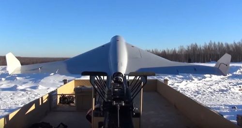Trên thực tế, công nghệ UAV của Ukraine cũng chỉ ở mức trung bình; nhưng bù lại, Ukraine lại nhận được hỗ trợ kỹ thuật, tình báo từ Mỹ và NATO. Bên cạnh đó, Mỹ và NATO cung cấp thông tin tình báo và các hệ thống hỗ trợ chiến đấu số hóa; giúp cải thiện đáng kể môi trường sử dụng UAV của Ukraine. 