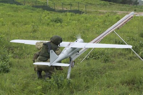 Những loại UAV cánh bằng trinh sát của Nga hiện đang triển khai tại chiến trường Ukraine như Orlan-10 hay Orlan-30 tốn nhiều thời gian để triển khai. Ví dụ, những UAV này yêu cầu máy phóng, mất khoảng 15-20 phút để triển khai thiết bị phóng mặt đất. 