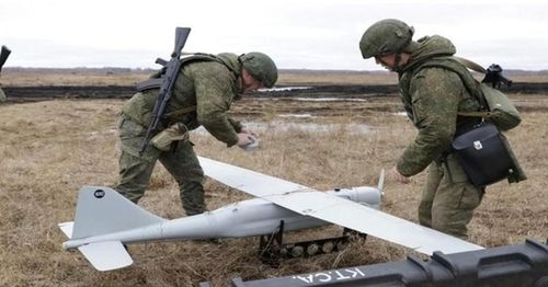 Điều quan trọng là lãnh đạo Nga đã nhận ra những thiếu sót của mình trong lĩnh vực UAV. Trong thời gian qua, họ đã nỗ lực rất nhiều trong lĩnh vực thiết bị chiến đấu không người lái. Ngoài UAV, thì robot chiến đấu không người lái mặt đất (UGV) của Nga cũng đã được đưa vào sử dụng. 