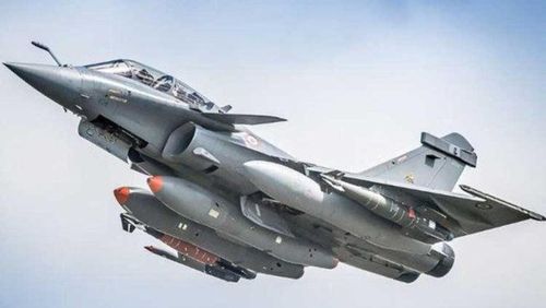 Vào ngày 10/2/2022, Giám đốc điều hành Công ty quốc phòng Dassault Aviation của Pháp là ông Erika Trapier và Phó Nguyên soái Indonesia Yusuf Jauhari đã ký hợp đồng cuối cùng tại thủ đô Jakarta về việc cung cấp 42 máy bay chiến đấu Rafale.