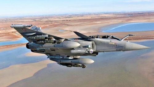 Trước đó, ngoài Pháp thì có 3 quốc gia khác được trang bị chiến đấu cơ Rafale (gồm Ấn Độ, Qatar, Hy Lạp và Ai Cập). Sau đó, Pháp đàm phán với Serbia và Colombia và một số quốc gia khác để bán mẫu chiến đấu cơ này.