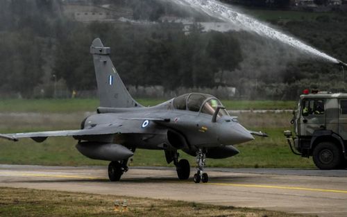 Trước đó, vào cuối tháng 11/2021, một khách hàng quốc tế mua 12 chiếc Rafale của mẫu máy bay này đã được công bố và chỉ hai tuần sau, đã có thông báo về việc bán bán 80 chiếc Rafale cho Các Tiểu vương quốc Ả Rập Thống nhất (UAE).