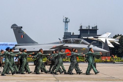 Trước đó, các nguyên mẫu Rafale đã thực hiện một số chuyến bay thử nghiệm gồm phiên bản không quân và hải quân. Ngoài Pháp và Ai Cập, Croatia, Qatar, Hy Lạp, Ấn Độ, Indonesia thì UAE cũng bắt đầu trang bị loại chiến đấu cơ này.