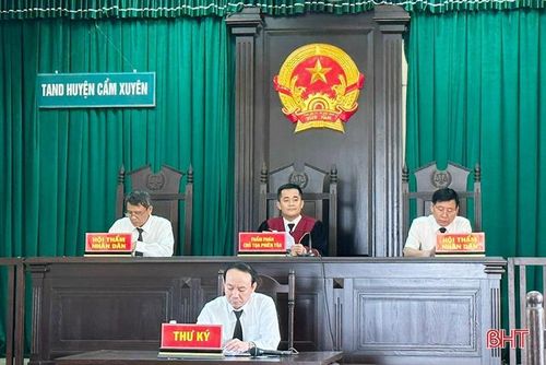 Hội đồng xét xử nhận định, hành vi của Nguyễn Văn Khải gây nguy hiểm cho xã hội, vi phạm quy định của Luật Giao thông đường bộ.