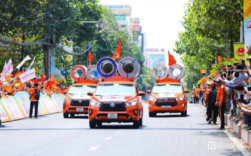 Đoàn xe nhà tài trợ chính Tôn Đông Á tham gia diễu hành.