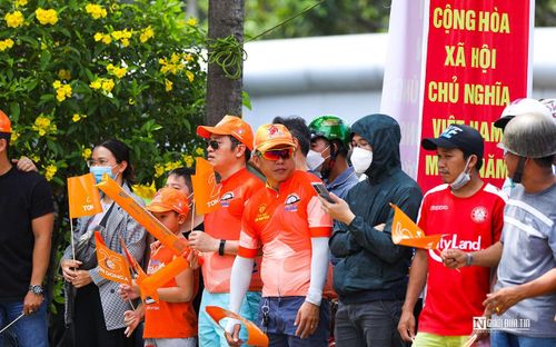 Đông đảo người dân tham gia đón đoàn đua.