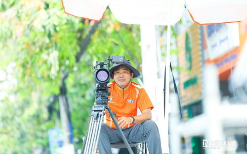 Phóng viên tác nghiệp từ góc cao.