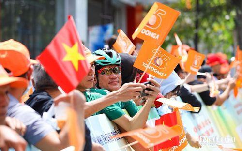 Các tay đua không chuyên đón chào đoàn đua.