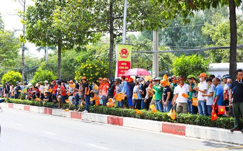 Người hâm mộ môn đua xe nô nức chào đón đoàn đua.
