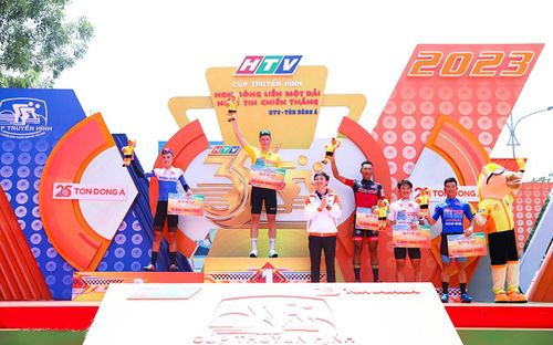 Ban tổ chức trao giải cho 5 tay đua về thứ hạng cao chặng 18.