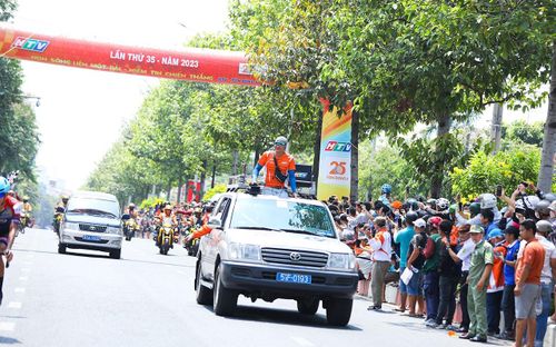 Đoàn xe ban tổ chức giải.