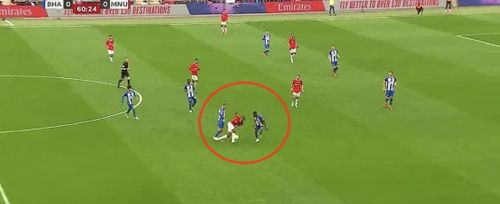 Wan-Bissaka trong tình huống vượt qua người.