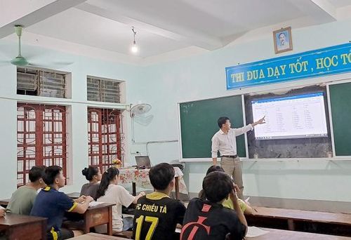 Các giáo viên ở Trường THPT Quế Phong tình nguyện bồi dưỡng miễn phí cho học sinh cuối cấp. Ảnh: Chiến Thắng.
