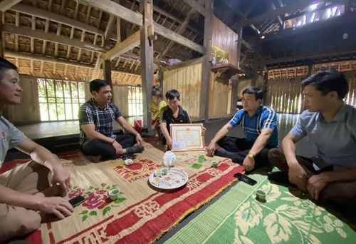 Lãnh đạo xã Phú Linh trao tặng giấy khen cho anh Nguyễn Văn Hội