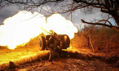 Binh sĩ Ukraine khai hỏa lựu pháo D30 gần thành phố Bakhmut, vùng Donetsk. Xung đột Nga-Ukraine đã thúc đẩy sự gia tăng mạnh nhất trong chi tiêu quân sự ở châu Âu trong 3 thập kỷ, theo SIPRI. Ảnh: The Guardian