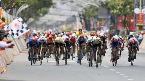 Đoàn đua rút về đích đến