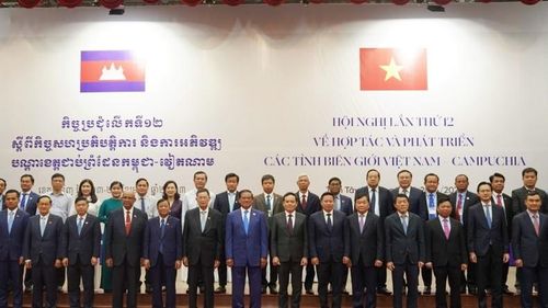 Các đại biểu chụp ảnh lưu niệm.